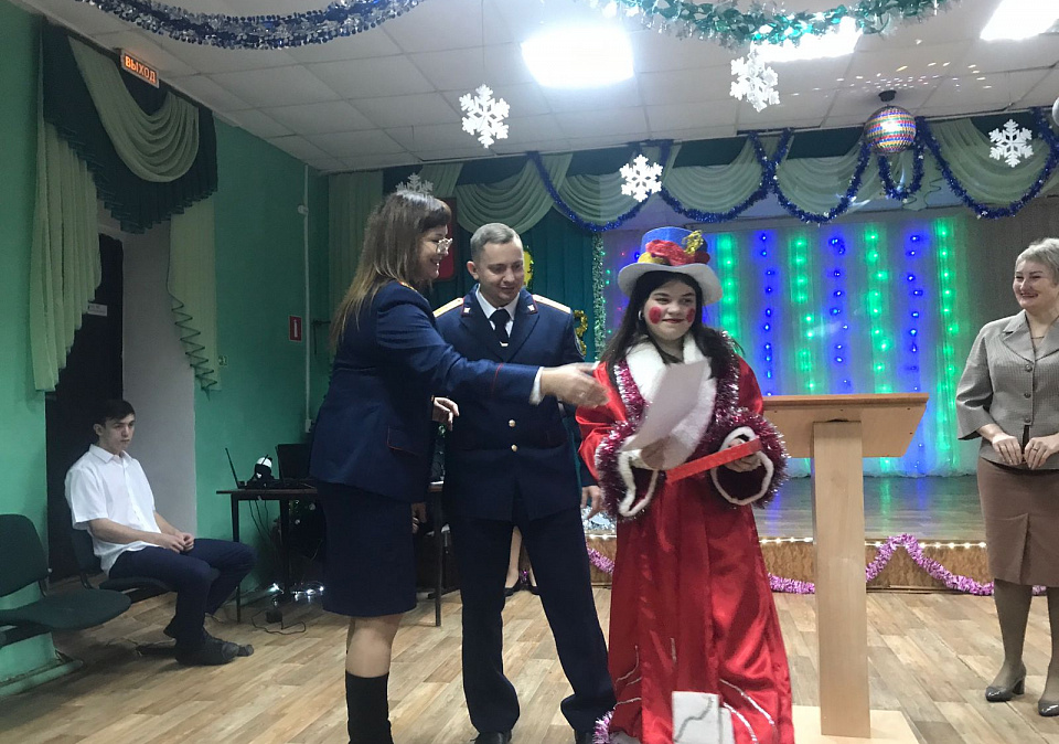 Следователи СКР в Новоселицком муниципальном округе поздравили детей подшефного детского учреждения с новогодними праздниками
