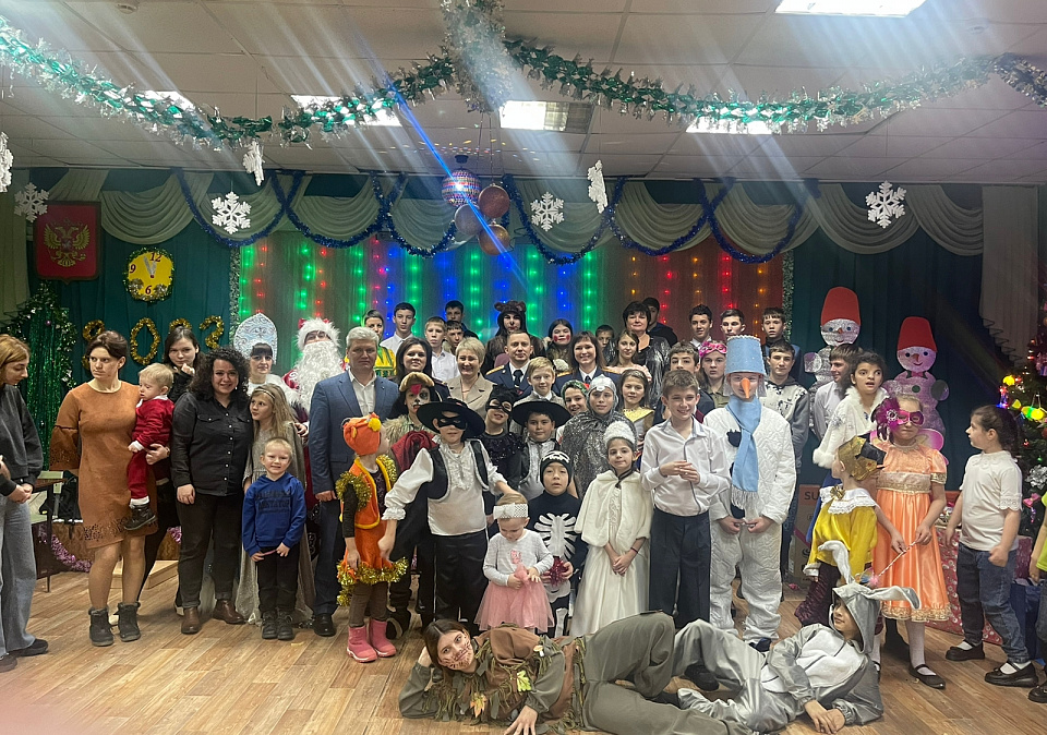Следователи СКР в Новоселицком муниципальном округе поздравили детей подшефного детского учреждения с новогодними праздниками