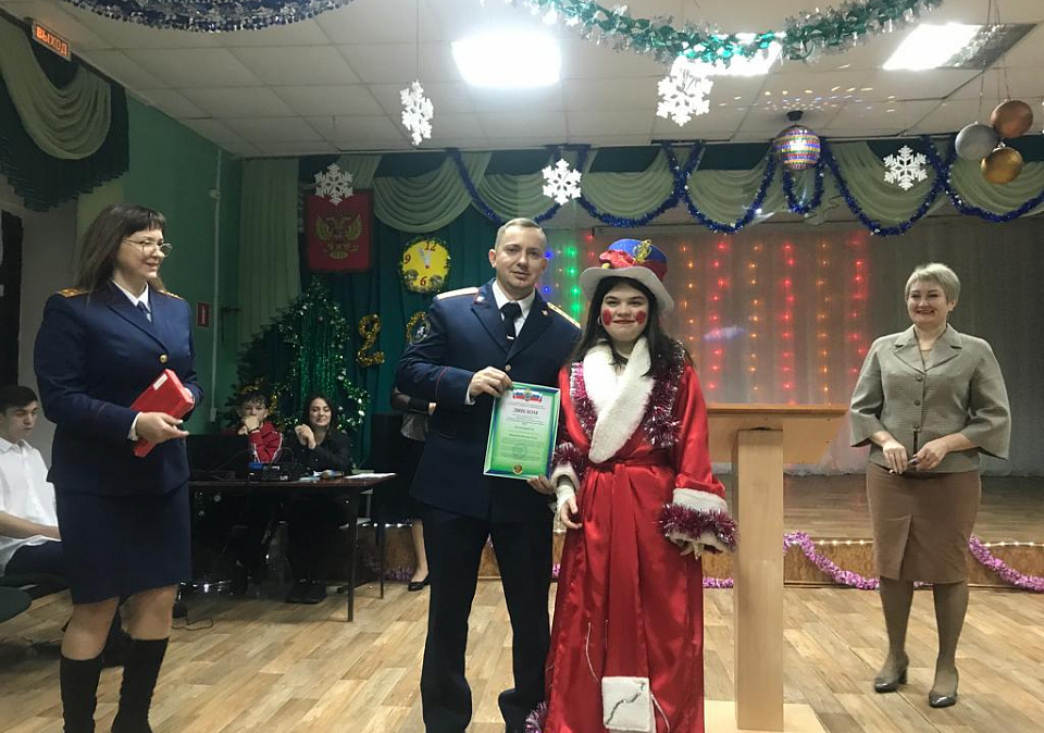 Следователи СКР в Новоселицком муниципальном округе поздравили детей подшефного детского учреждения с новогодними праздниками
