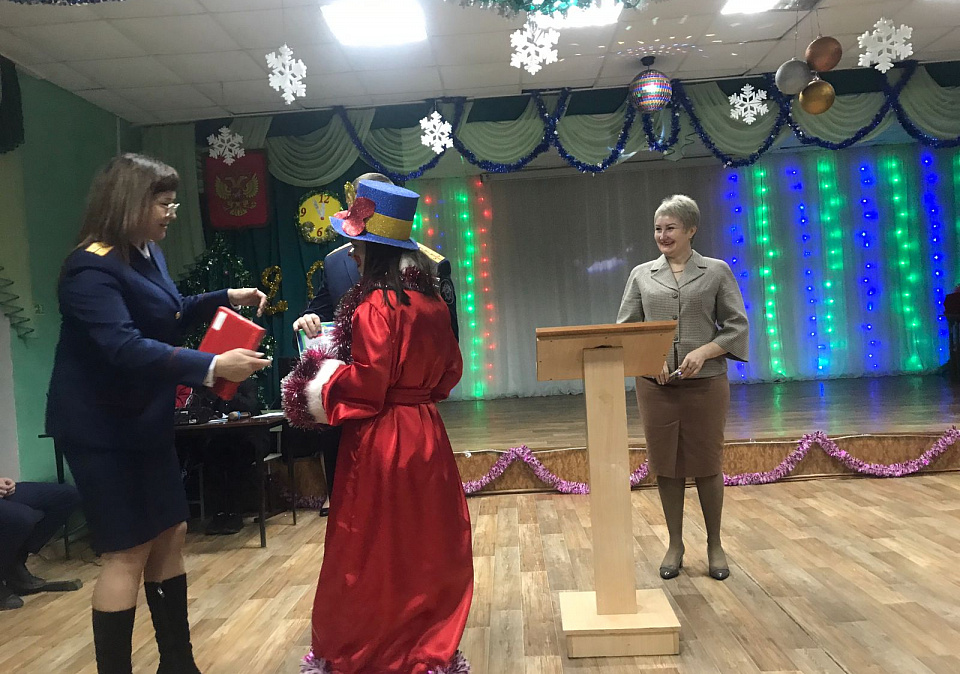 Следователи СКР в Новоселицком муниципальном округе поздравили детей подшефного детского учреждения с новогодними праздниками