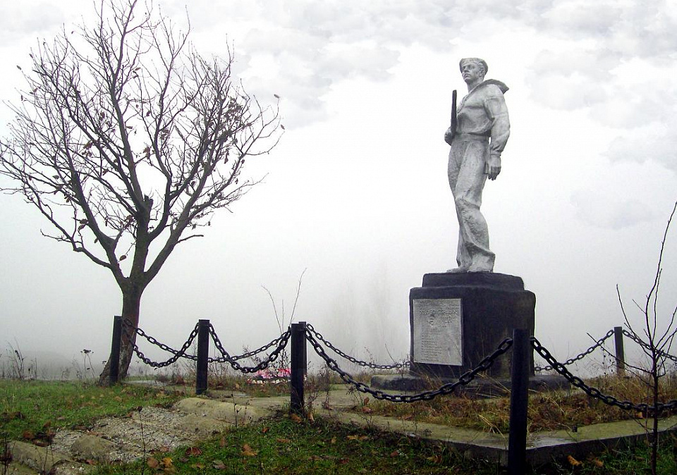 Памятник - скульптура Матроса
